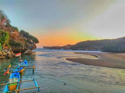 Pantai baron masih menjadi tujuan wisata yang tepat untuk menikmati pemandangan pantai dengan suasana alam yang sejuk. Review Indahnya Liburan Ke Pantai Baron Yang Seru - Blog ...