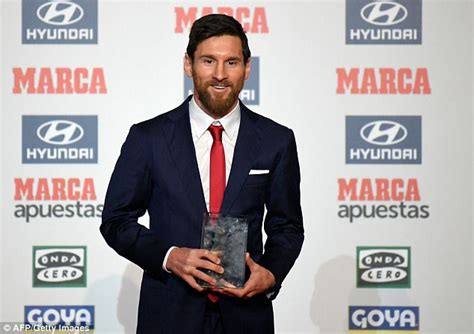 Lionel Messi Wins Pichichi And Alfredo Di Stefano Awards Daily Mail