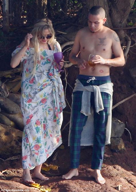 Picture Exclusive Ashlee Simpson Plants Kiss On Evan Ross Just Moments After Romantic Hawaiian