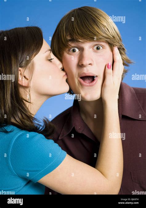 two teenage girls kissing teen fotos und bildmaterial in hoher auflösung alamy