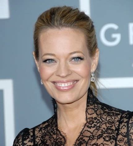 Star Trek Voyager S Jeri Ryan Joins Syfy S Helix In Recurring Role