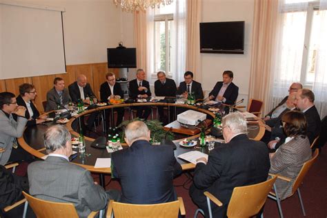 Sídlem ústavního soudu je brno. Na Ústavní soud jen soudci? Politici a odborníci chystají ...