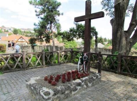 Később kőbányai porcelángyári munkásként iratkozott be rózsahegyi kálmán színiiskolájába, ahol többek között sas józsef, sztankay istván. Sírkő és síremlék készítés - gránit, márvány, mészkő sírkövek