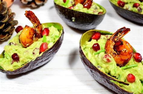 Gevulde avocado met gegrilde gambas