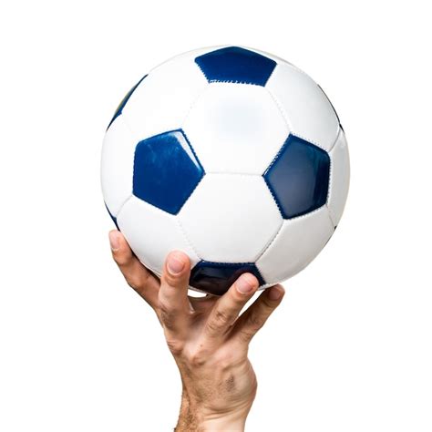 Mano Del Hombre Que Sostiene Un Balón De Fútbol Foto Gratis