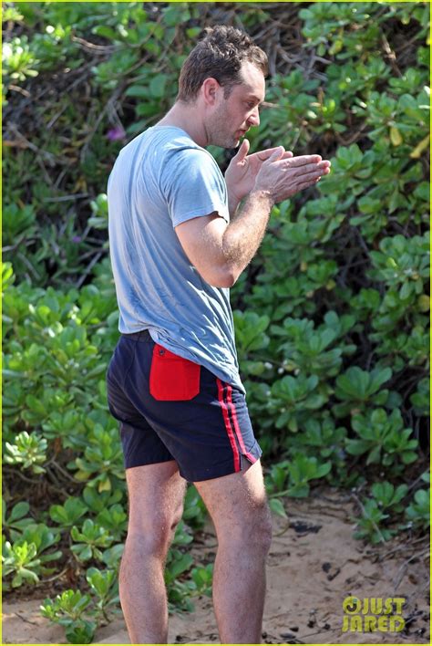 Full Sized Photo Of Jude Law Maui Beach Stroll On New Years Eve 03