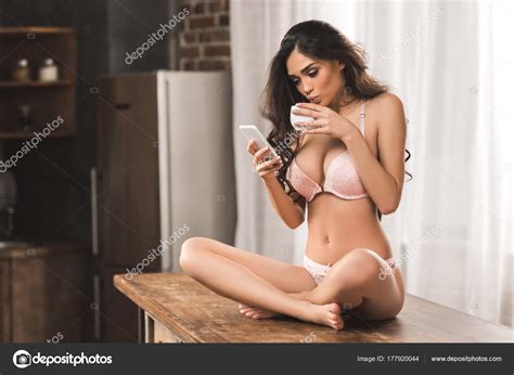 Sexy Mujer Joven Ropa Interior Usando Tel Fono Inteligente Mientras