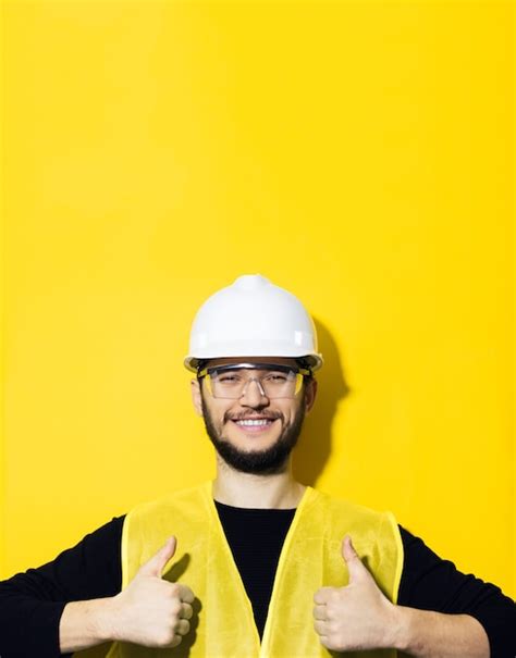 Premium Photo Portrait Of Young Smiling Man Builder Engineer