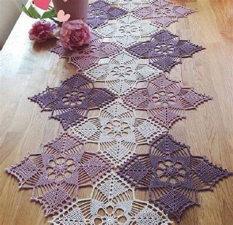 Per una ragazza giovane ma poco amante dei classici centrini, ecco realizzato un centrino dalla linea più moderna realizzato con la tecnica del filet che lei metterà su un mobile nero ecco lo schema. Runner Bellissimi Particolare Centrini Uncinetto Schemi ...