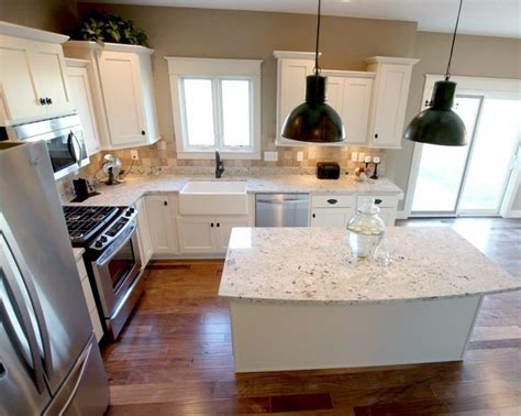 We believe that small kitchen layout with island exactly should look like in the picture. Love this kitchen layout with varied cabinet heights | L ...