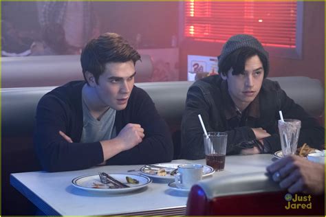 Cole Sprouse Likes How Jughead Archie S Relationship Is Portrayed On