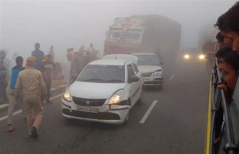 Smog In Delhi Ncr Leads To 13 Car Pile Up On Yamuna Expressway Viral