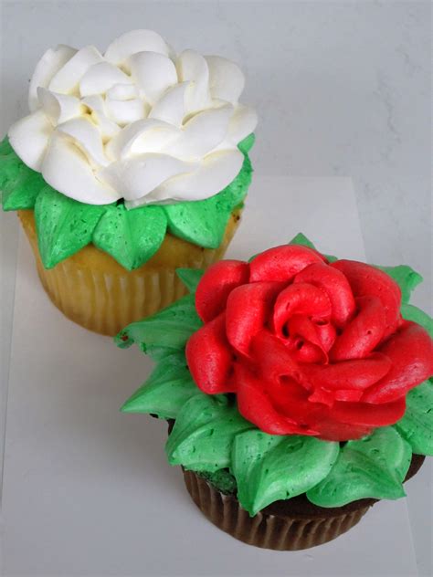 Flower Decorated Cupcakes From Muellers Bakery Cupcake Cookies