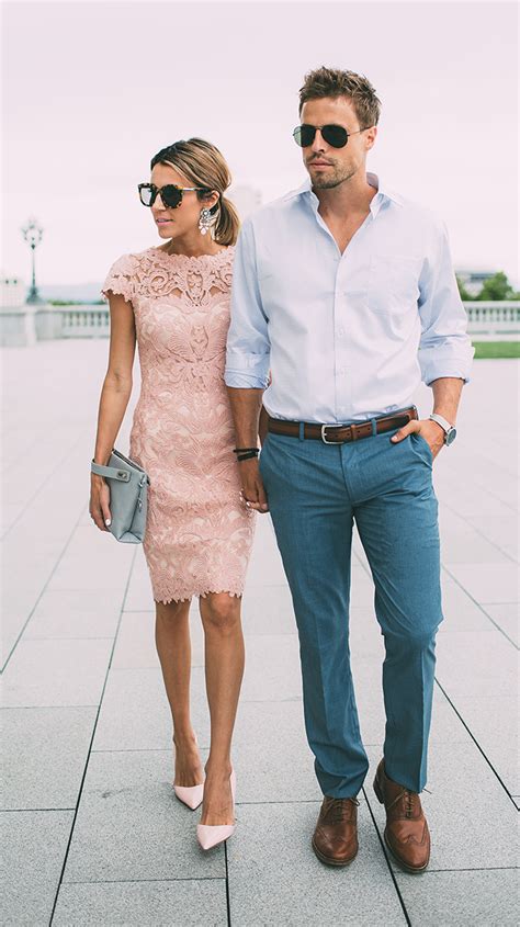 Wedding guests should take into consideration the venue, weather, and season when choosing men can choose a summer suit with a colorful linen shirt, linen pants or khakis, and sandals. What Should Guys Wear to A Wedding? | Hello His