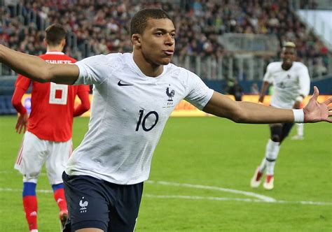 While most of us were begging parents for transport money in our teens, mbappe continues to prove that he is not the future but rather living in the future! Kylian Mbappe - Bio, Salary, Net Worth, Affair, Dating ...