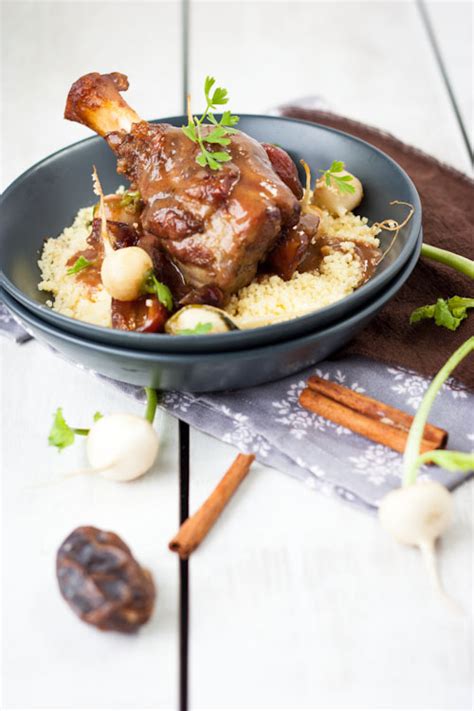 Souris d Agneau Confite aux Dattes et Navets