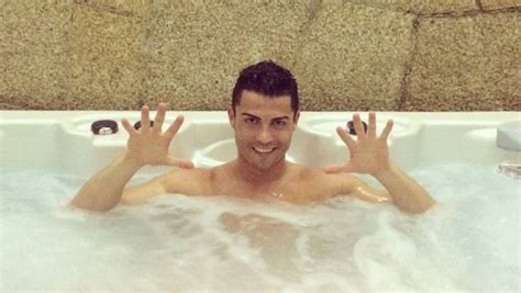 Cristiano Ronaldo Relaxa Em Banheira Antes De Se Apresentar à Seleção