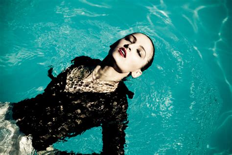 Into The Deep 30 Gorgeous High Fashion Underwater Photos The Shutterstock Blog