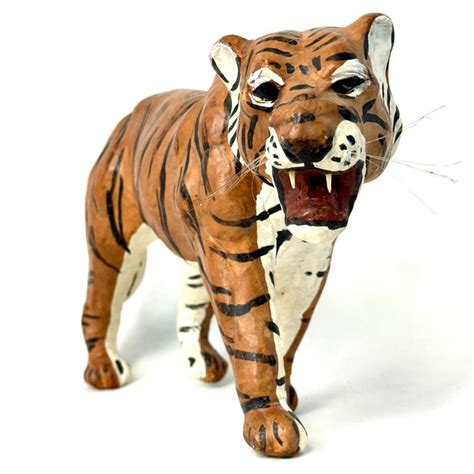 Sculpture de tigre en papier mâché et cuir Label Emmaüs