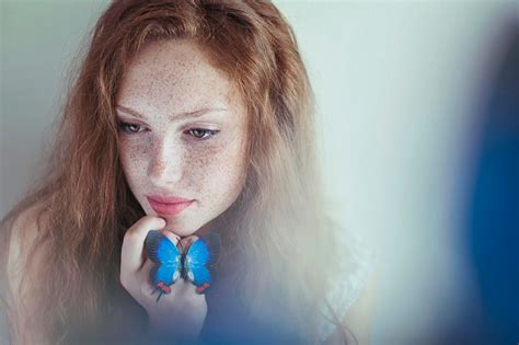 Wallpaper Menghadapi Wanita Si Rambut Merah Model Kupu Kupu Biru Bintik Bintik Mulut