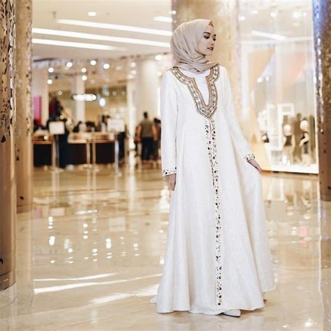 10 Style Hijab Kondangan Dengan Dress Putih Simple Tapi Anggun Banget