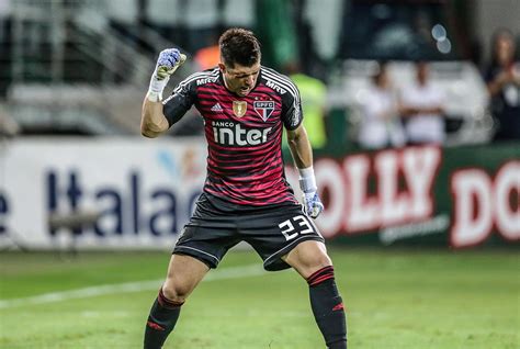 O goleiro atuou pelo querétaro de 2015 a 2018 e em 2019 assinou com o são paulo por empréstimo, para ser adquirido em definitivo no final do mesmo ano. Volpi, cobrador de faltas no São Paulo? Ele não pensa ...