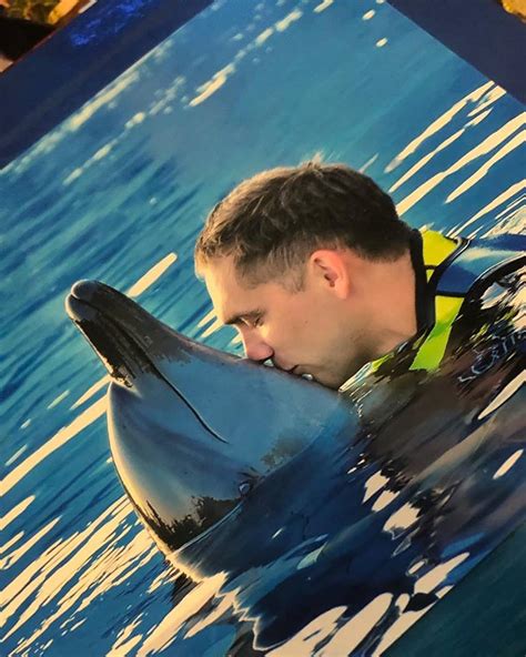 This Oddly Sensual Photo Of Vitaly Petrov Kissing A Dolphin Rformula1