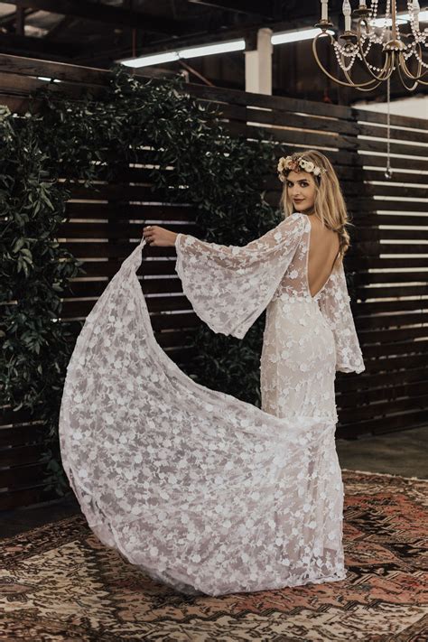 From intricate lace sleeves to ethereal tulle all the way to sleek satin—there are so many choices for every style and body type. Samantha Bell Sleeve Wedding Dress | Dreamers and Lovers