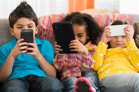 Your Childs First Smartphone A Guide To The Proper Age Phone Type