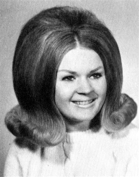 44 Cool Pics That Defined Hairstyles Of American High School Girls In