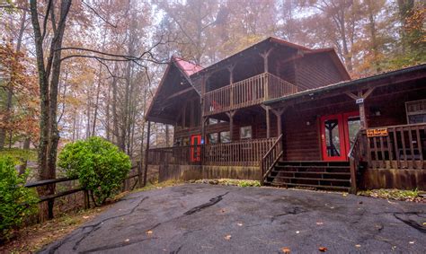 Big bear retreat is one of the largest 4 bedroom/4.5 bathroom cabin located inside parkside resort, just 2.5 miles from the parkway in pigeon forge at traffic light #10. Pet-Friendly Pigeon Forge Cabins - Big Bear Retreat
