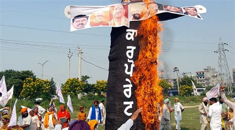 Farm Unions Burn Effigies Of Bjp Leaders At 550 Spots In Punjab