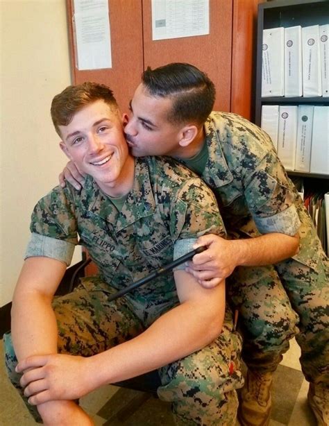 Hot Army Men Military Love Men Kissing Lgbt Love Hommes Sexy Men In Uniform Cute Gay