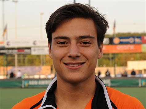 Thomas briels is één van de beste pocketspitsen die ons land rijk is. Hockeymannen Oranje Zwart en Kampong houden elkaar in ...