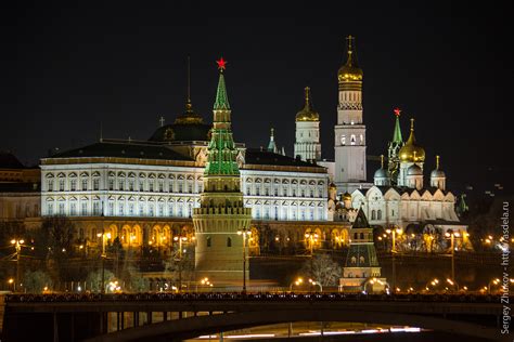 На его территории расположены строения и памятники разных исторических эпох и предназначений. Ночной Московский Кремль, Дом на набережной (театр ...