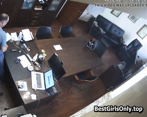 le patron russe baise la secrétaire au bureau caméra cachée eporner