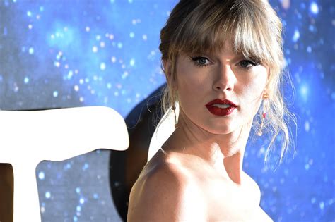Police Man Crashes Into Taylor Swifts Nyc Home Demands To See Her Iheart
