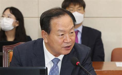 김진태, 한기호 예비후보 합동 기자회견. 한기호 "코로나, 많이 검사해 확진자 늘어"… 노웅래 "사이코패스"