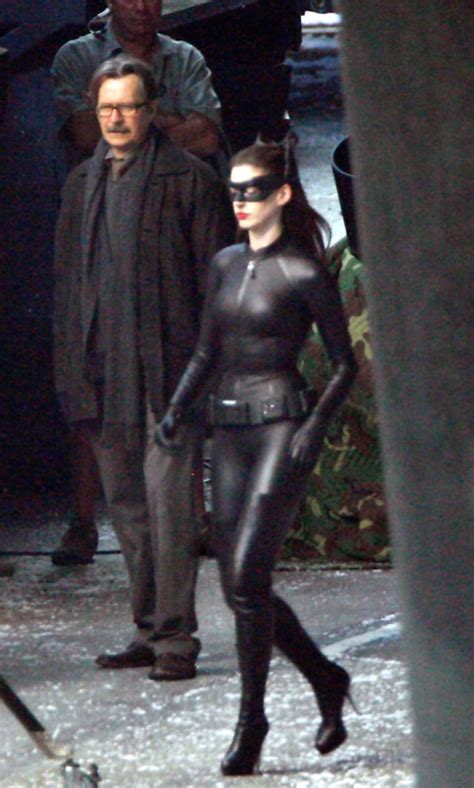 Anne Hathaway S Full Catwoman Costume Revealed