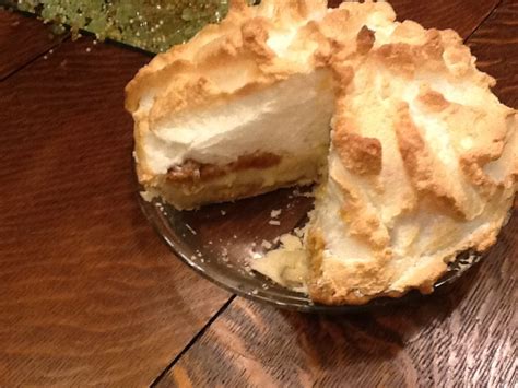 The pie crust gets baked for about 10 minutes. Banana Pudding Pie 1 cream pie filling 1 baked pie shell 2 bananas 14 vanilla wafers Meringue ...