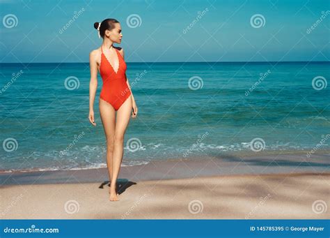 Donna Sexy Con Il Bikini Rosso Sulla Spiaggia Mare In Italia My Xxx Hot Girl