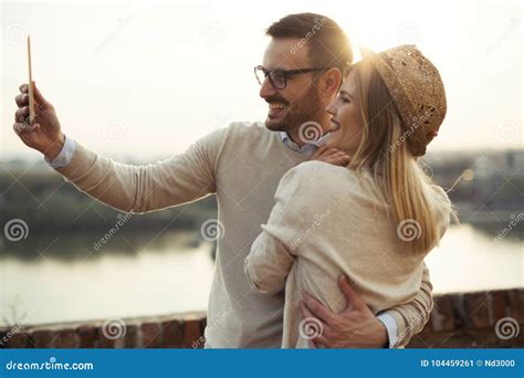Couples Dans Lamour Prenant Des Selfies Tout En Voyageant Image Stock