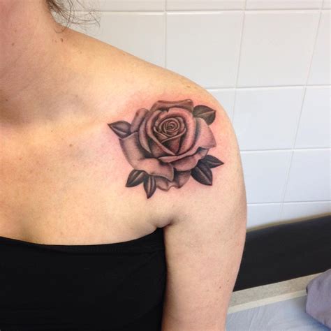 Arriba 96 Foto Rose Tattoo Black And White Shoulder El último 102023