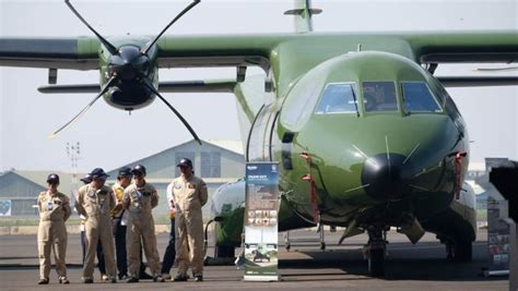Menjadi juru parkir pesawat tidak bisa dianggap remeh, dan gaji tukang parkir pesawat pun tak bisa dianggap receh. Indonesia Ekspor Pesawat Militer ke Nepal - Info Seputar Presiden