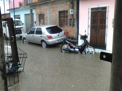 Chuva na tarde desta quinta deixa ruas alagadas em Santo Antônio de