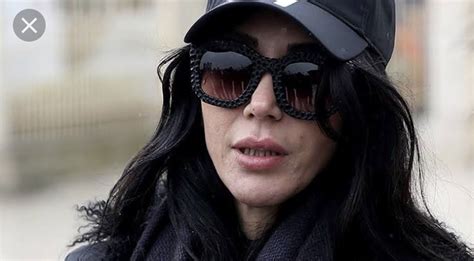 Yerine, yaşına göre giyinmek diye bir şey var. Hande Yener kız arkadaşıyla...
