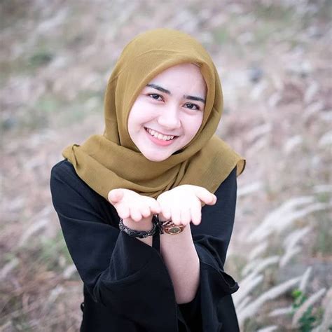 Hijab I M In Love Smile Hijabi In 2020 Beautiful Hijab Modest Fashion Hijab Girl Hijab