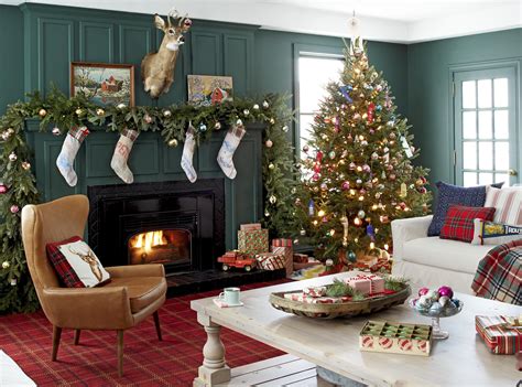 How To Decorate A Living Room Wall For Christmas