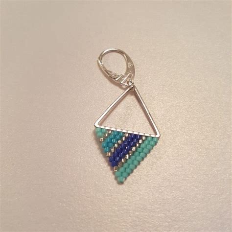 Voici une liste de 10 livres indispensables pour réussir toutes vos créations ! Boucles d'oreilles pendantes fantaisies multicolore ...