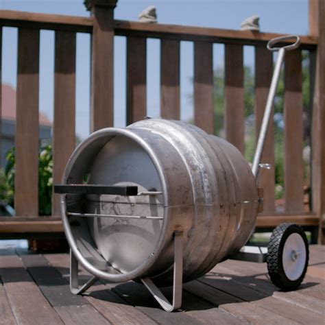 Beer keg bbq made from beer keg, 3/4 pipe and pallet wood. Beer Keg Grill | Upcycle That